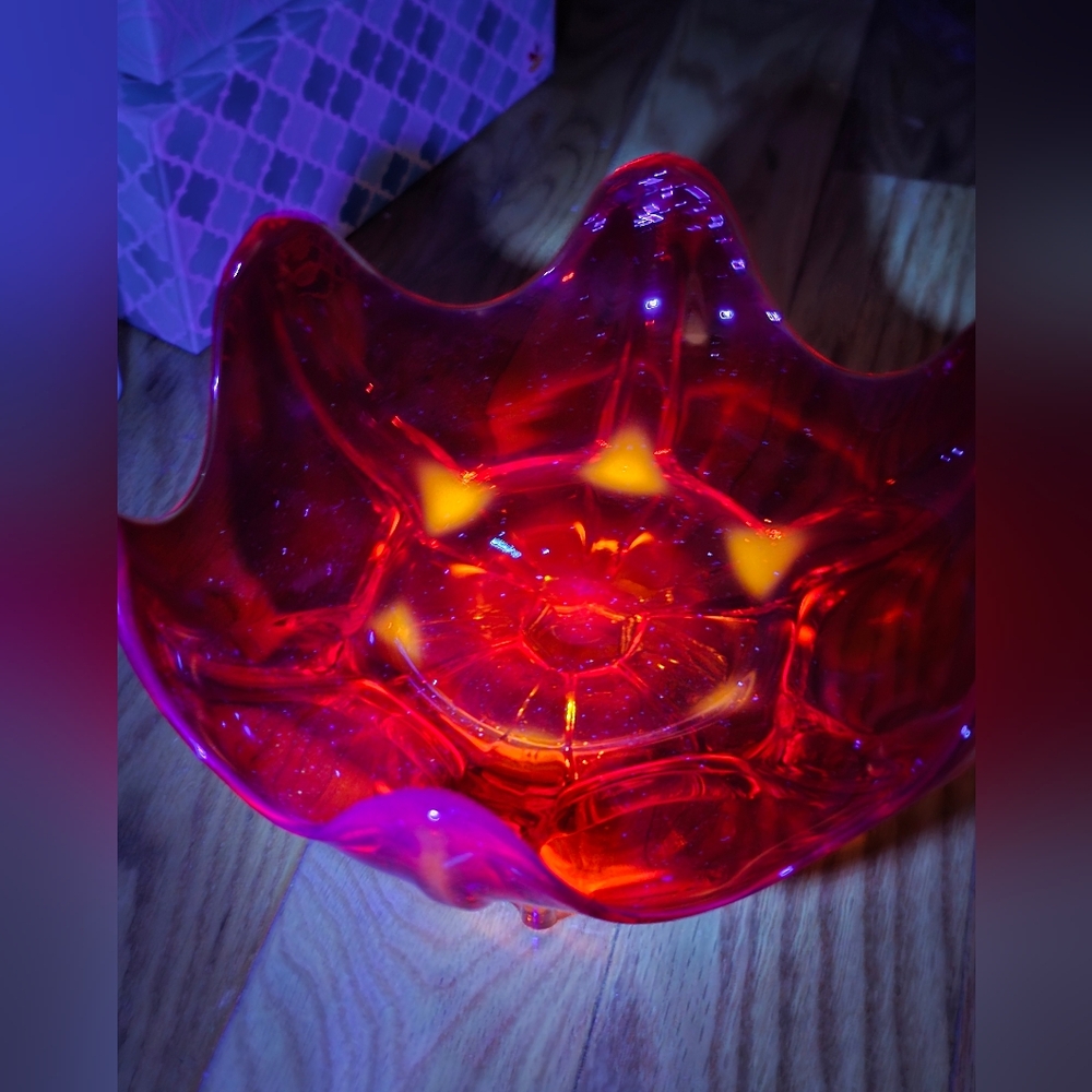 Viking Art Glass Orange Red Amberina 6 petal Footed Bowl With Cadmium Glow - Picture 6 of 6